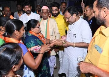 बल्लारपूर मतदार संघातील प्रत्येक गावाच्या विकासासाठी कटिबद्ध, सुधीर मुनगंटीवार यांची आंभोरा वासीयांना ग्वाही.