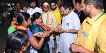 बल्लारपूर मतदार संघातील प्रत्येक गावाच्या विकासासाठी कटिबद्ध, सुधीर मुनगंटीवार यांची आंभोरा वासीयांना ग्वाही.