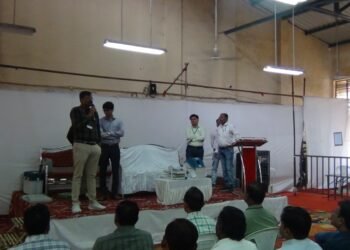 निवडणूक निरीक्षक राजेंद्र कटारा यांच्याकडून ईव्हीएम मशीन तयारीच्या प्रक्रियेची पाहणी