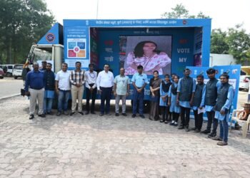 मतदानाची टक्केवारी वाढविण्यासाठी मल्टिमिडीया व्हॅनद्वारे जनजागृती* *प्रत्येक मतदाराने मतदान करून राष्ट्रीय कर्तव्य पार पाडावे – जिल्हाधिकारी