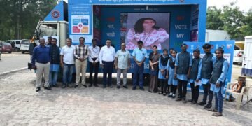 मतदानाची टक्केवारी वाढविण्यासाठी मल्टिमिडीया व्हॅनद्वारे जनजागृती* *प्रत्येक मतदाराने मतदान करून राष्ट्रीय कर्तव्य पार पाडावे – जिल्हाधिकारी