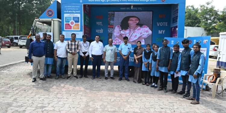 मतदानाची टक्केवारी वाढविण्यासाठी मल्टिमिडीया व्हॅनद्वारे जनजागृती* *प्रत्येक मतदाराने मतदान करून राष्ट्रीय कर्तव्य पार पाडावे – जिल्हाधिकारी