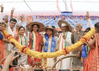 आलापल्ली जि.गडचीरोली येथे अहेरी विधानसभा क्षेत्रातील महाविकास आघाडीचे  उमेदवार भाग्यश्रीताई आत्राम  यांच्या प्रचारसभा कार्यक्रमात उपस्थित