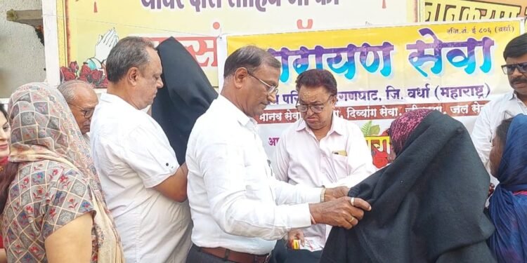 हिंगणघाट: गुरुनानक जयंती निमित्त गरजूंना ब्लॅंकेट व मिठाईचे वाटप, नारायण सेवा मित्र परिवाराचा सेवाभावी उपक्रम.