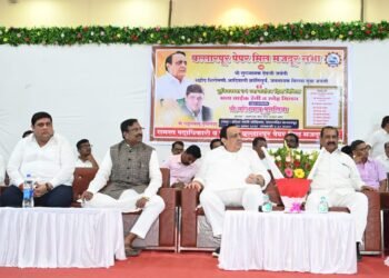 पेपर मिल कामगारांच्या पाठिशी पूर्ण शक्तीने उभा राहणार* *ना. श्री. सुधीर मुनगंटीवार यांनी दिला शब्द