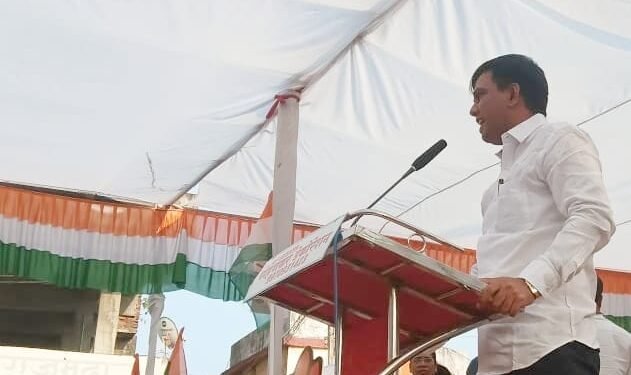 सुप्रसिद्ध नितेश कराडे मास्टर व सीताक्का यांनी संतोषसिंह रावत यांच्यासाठी मते मागितली प्रचार सभेला संबोधित केले.