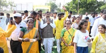 भगवान बिरसा मुंडा यांचा आदर्श ठेऊन आदिवासींच्या समस्या सोडवणार.