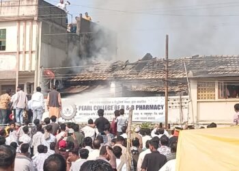 हिंगणघाट आंबेडकर चौक मध्ये असलेल्या अशोक जवादे यांच्या घराला भीषण आग, आगीत लाखोंचे साहित्य जाळून खाक.