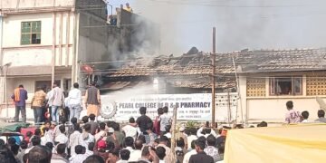 हिंगणघाट आंबेडकर चौक मध्ये असलेल्या अशोक जवादे यांच्या घराला भीषण आग, आगीत लाखोंचे साहित्य जाळून खाक.