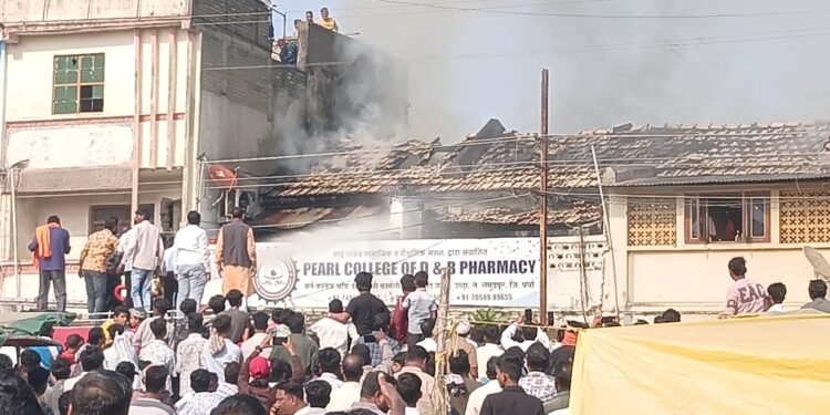 हिंगणघाट आंबेडकर चौक मध्ये असलेल्या अशोक जवादे यांच्या घराला भीषण आग, आगीत लाखोंचे साहित्य जाळून खाक.