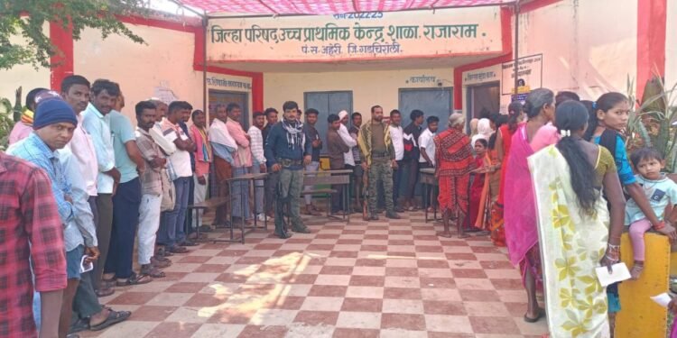 अहेरी विधानसभेतील राजाराम, खांदला पोलीस स्टेशन हद्दीत मतदान केंद्रावर पोलिस बंदोबस्तात मतदान शांततेत पार.