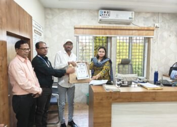 जि. प. शाळेतील शिक्षक लक्ष्मण रत्नम यांचा विनोबा पुरस्काराने  सन्मान.