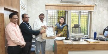 जि. प. शाळेतील शिक्षक लक्ष्मण रत्नम यांचा विनोबा पुरस्काराने  सन्मान.