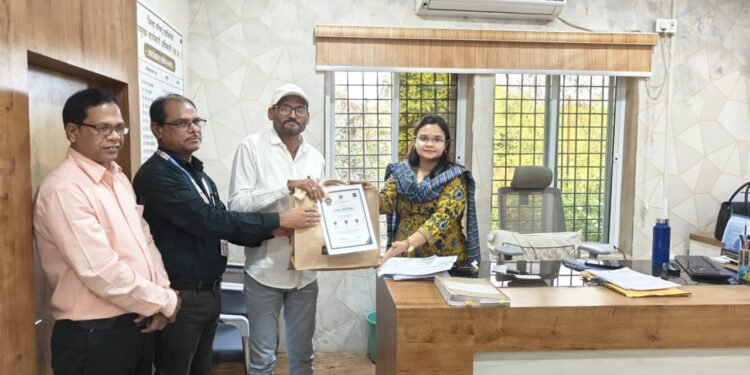 जि. प. शाळेतील शिक्षक लक्ष्मण रत्नम यांचा विनोबा पुरस्काराने  सन्मान.