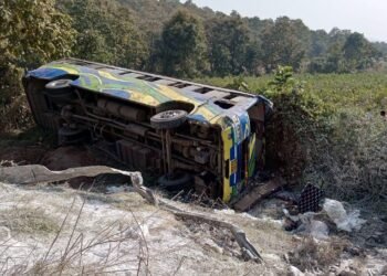 नागपूर येथून शाळेची सहल घेऊन निघालेली बस खड्ड्यात कोसळली: एक विद्यार्थीनी ठार, 10 जण गंभीर जखमी.