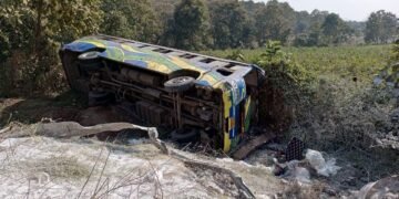 नागपूर येथून शाळेची सहल घेऊन निघालेली बस खड्ड्यात कोसळली: एक विद्यार्थीनी ठार, 10 जण गंभीर जखमी.