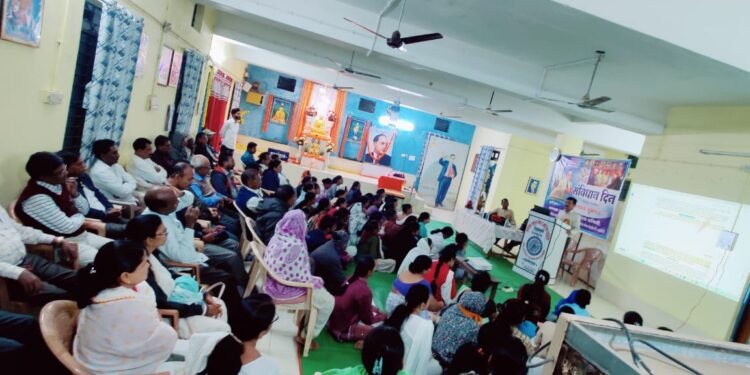 संविधान दिनी दीक्षाभूमी देसाईगंज येथे अभ्यासपुर्ण मार्गदर्शन कार्यक्रम पार