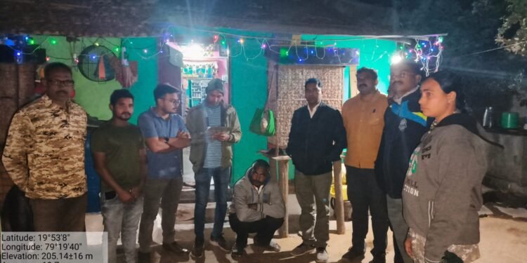 वाराबुकी पक्षांची  शिकारकरुन विकणाऱ्या शिकराऱ्याला बल्लारशाह वनपरिक्षेत्राचे अधिकारी व कर्मचारी नी सापडा रचून अटक केले