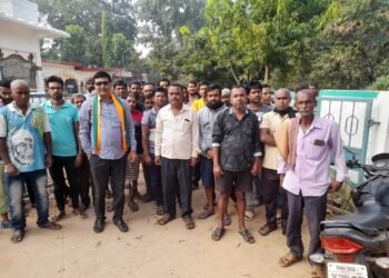 गडचिरोली जिल्ह्यातील बांगला भाषिक गावांचा राज्य सरकारने पुनर्वसन निधी देऊन विकास करावा.