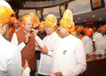 सुधीर मुनगंटीवार यांनी लाडू भरवत ‘देवाभाऊं’चे तोंड केले गोड*विधिमंडळ गटनेतेपदी नियुक्तीनंतर व्यक्त केला आनंद