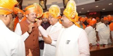 सुधीर मुनगंटीवार यांनी लाडू भरवत ‘देवाभाऊं’चे तोंड केले गोड*विधिमंडळ गटनेतेपदी नियुक्तीनंतर व्यक्त केला आनंद