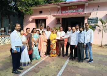एस. एम. बी.जी.अपघाती विमा धनादेश वितरण करताना सहयोग शाखेचे जिल्हा प्रमुख योगेश खोब्रागडे यांचे हस्ते वितरण