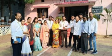 एस. एम. बी.जी.अपघाती विमा धनादेश वितरण करताना सहयोग शाखेचे जिल्हा प्रमुख योगेश खोब्रागडे यांचे हस्ते वितरण