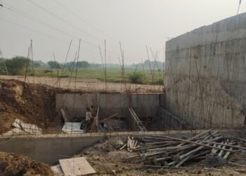 बल्लारपूर तालुक्यातील हड्डस्ती गावामध्ये अंदाजे 12 करोड रुपयाचे रोड, पुलियाचे काम गेल्या अनेक दिवसापासून सुरु असून संपूर्ण काम हे निकृष्ट दर्जाचे.