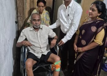 जननायक,विकासपुरूष मा.श्री.सुधीरभाऊ मुनगंटीवार ने की गरजू नागरिक को व्हील चेयर की मदत.