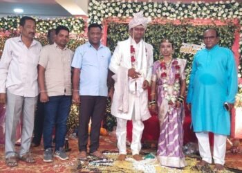 काँग्रेसनेते अजय कंकडालवार यांनी विवाह सोहळ्याला उपस्थित : नवं वधू-वरास भेट वस्तू देत दिले शुभाशीर्वाद.