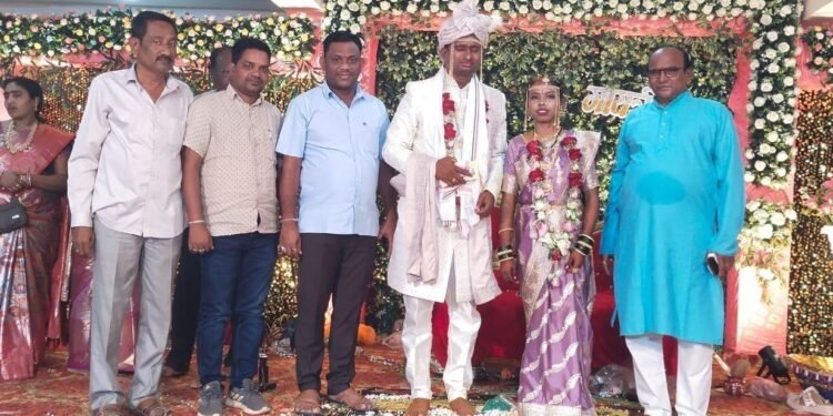 काँग्रेसनेते अजय कंकडालवार यांनी विवाह सोहळ्याला उपस्थित : नवं वधू-वरास भेट वस्तू देत दिले शुभाशीर्वाद.