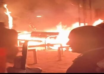 वर्धा रेल्वे स्थानकावर असलेल्या प्रवासी शेडला आग, मोठी दुर्घटना टळली.