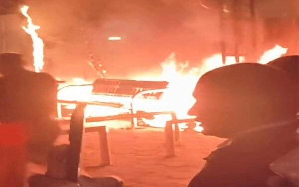 वर्धा रेल्वे स्थानकावर असलेल्या प्रवासी शेडला आग, मोठी दुर्घटना टळली.