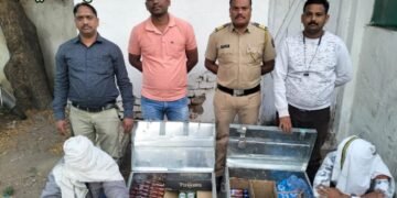 हिंगणघाट पोलिसांनची धडक कारवाई, 45,250 रूपये किमतीचा अवैध दारू साठा जप्त.