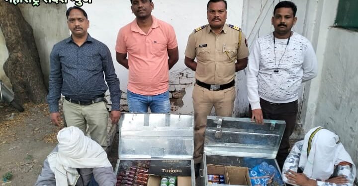 हिंगणघाट पोलिसांनची धडक कारवाई, 45,250 रूपये किमतीचा अवैध दारू साठा जप्त.