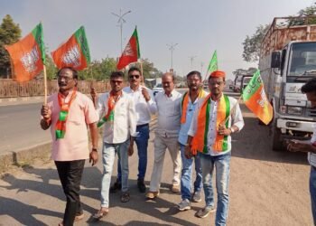 पाय रक्तबंबाळ झाले तरी चालेल, पण सुधीरभाऊंना मंत्रिपद हवेच.