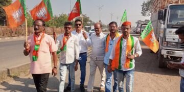 पाय रक्तबंबाळ झाले तरी चालेल, पण सुधीरभाऊंना मंत्रिपद हवेच.