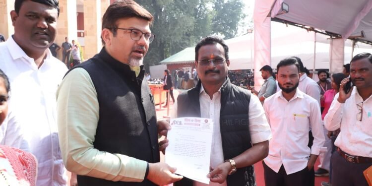 सावनेर शहरात स्विमिंगपूल, उद्यान व स्टेडियम बनवावे शिवसेना (उबाठा) तर्फे आमदार डॉ.आशिष देशमुख यांना निवेदन.