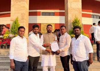 यवतमाळ येथील आदिवासी वस्तीगृहातील विद्यार्थ्यांच्या समस्या घेऊन गौरव पंधरे यांचे विधिमंडळात आमदार संजय देरकर यांना दिले निवेदन.