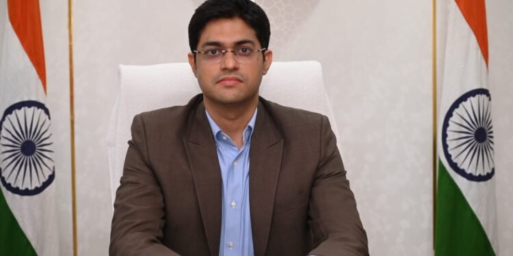 गडचिरोली जिल्हाधिकारी म्हणून अविश्यांत पंडा यांनी पदभार स्वीकारला* *टीम भावना जोपासून काम करण्याचे आवाहन.