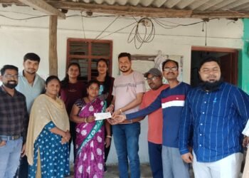 टपाल जीवन विमा पॉलिसी डेथ क्लेम धनादेश वितरण करताना सिरोंचा येथील डाक निरीक्षक सुभाष जावडे साहेब उपस्थित