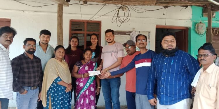 टपाल जीवन विमा पॉलिसी डेथ क्लेम धनादेश वितरण करताना सिरोंचा येथील डाक निरीक्षक सुभाष जावडे साहेब उपस्थित