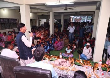 आकांक्षीत जिल्ह्यांच्या यादीतून बाहेर निघण्यासाठी एकत्रित प्रयत्नांची गरज*  –	*संरक्षण राज्यमंत्री संजय सेठ.