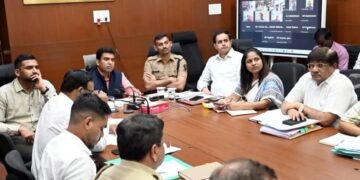 रस्ते अपघात टाळण्यासाठी प्रभावी अंमलबजावणी करा – जिल्हाधिकारी विनय गौडा.