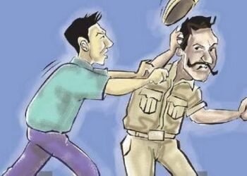 मुंबईत चक्क पोलिसावर भर रस्त्यात काठीने हल्ला, पोलीस कर्मचारी बेशुद्ध होऊन खाली कोसळले.