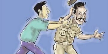 मुंबईत चक्क पोलिसावर भर रस्त्यात काठीने हल्ला, पोलीस कर्मचारी बेशुद्ध होऊन खाली कोसळले.