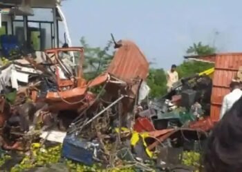 जालन्यात बस आणि ट्रकची जोरदार टक्कर, भीषण अपघातात 4 जणांचा जागीच मृत्यू 24 जण जखमी.