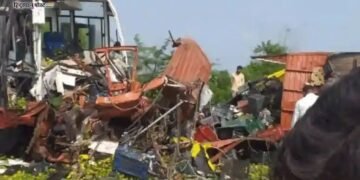 जालन्यात बस आणि ट्रकची जोरदार टक्कर, भीषण अपघातात 4 जणांचा जागीच मृत्यू 24 जण जखमी.