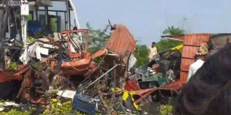 जालन्यात बस आणि ट्रकची जोरदार टक्कर, भीषण अपघातात 4 जणांचा जागीच मृत्यू 24 जण जखमी.