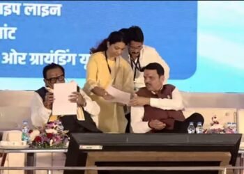 गोंडवाना विद्यापीठ च्या सिनेट सदस्या तनुश्रीताई धर्मरावबाबा आत्राम यांनी मुख्यमंत्र्यांना दिले विविध मागण्यांचे निवेदन.